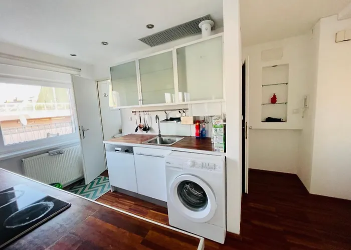 Cosy Flat With Huge Terrasse! Long Or Shortterm Bécs